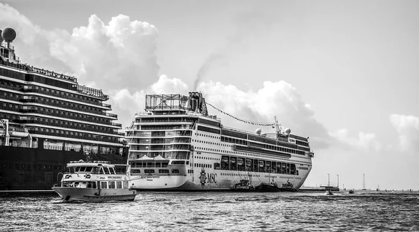 Venezia Italia Agosto 2016 Nave Crociera Nel Canal Grande Agosto — Foto Stock