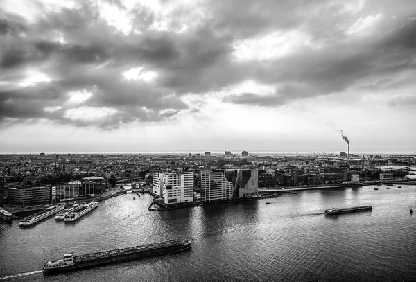 Amsterdam cityscape ve güzel gün batımı. Hollanda sermaye