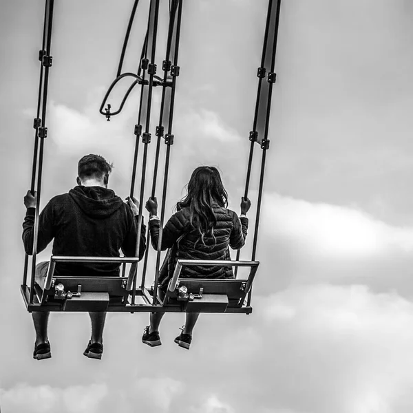 Gente Divierte Carrusel Swing Contra Cielo Azul —  Fotos de Stock