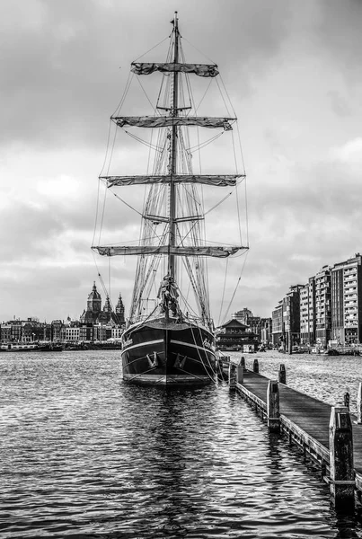 Amsterdam Nizozemsko Ledna 2017 Sada Lodě Vodě Krásný Západ Slunce — Stock fotografie