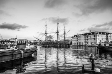 Amsterdam, Hollanda - 02 Ocak 2017: Güzel akşam güneşi suda gemilerde ayarlayın. 02 Ocak 2017 yılında Amsterdam - Hollanda.