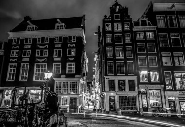 Amsterdam, Hollanda - 09 Ocak 2017: Amsterdam şehir gece sokakları farklı taşıma ve siluetleri geçenler hareket ile. 09 Ocak 2017 yılında Amsterdam - Hollanda