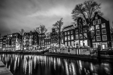 Amsterdam, Hollanda - 12 Ocak 2017: Güzel gece şehir Amsterdam kanalları. 12 Ocak 2017 yılında Amsterdam - Hollanda.