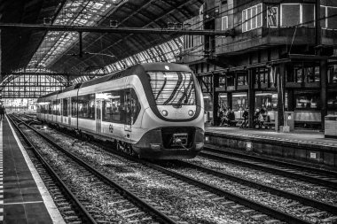 Amsterdam, Hollanda - 03 Ocak 2017: Amsterdam, Metro İstasyonu açılan platformu yakın çekim yapı elemanları ile. Amsterdam - Hollanda.