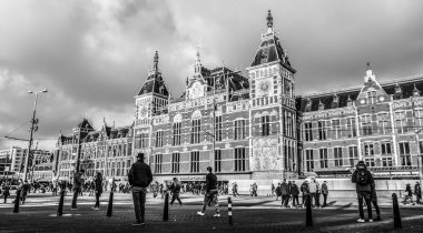 Amsterdam, Hollanda - 28 Aralık 2016: Ünlü binalar ve güneş, Amsterdam şehir merkezinin yer saatini ayarlayın. Genel manzara görünümü. 28 Aralık 2016 - Amsterdam - Hollanda