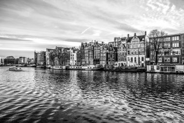 Amsterdam, Hollanda - 10 Ocak 2017: Ünlü vintage binalar ve Amsterdam city sun set adlı kanalları. Genel manzara görünümü. 10 Ocak 2017 - Amsterdam - Hollanda