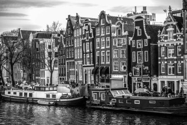 Amsterdam, Hollanda - 10 Ocak 2017: Ünlü vintage binalar ve Amsterdam city sun set adlı kanalları. Genel manzara görünümü. 10 Ocak 2017 - Amsterdam - Hollanda
