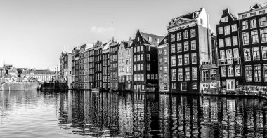 Amsterdam, Hollanda - 17 Aralık 2017: Ünlü binalar ve güneş, Amsterdam şehir merkezinin yer saatini ayarlayın. Genel manzara görünümü. 17 Aralık 2016 - Amsterdam - Hollanda.