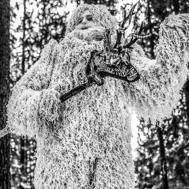 Kış orman yeti masal karakteri. Açık fantezi siyah-beyaz fotoğraf.