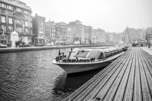 Amsterdam Holandia Stycznia 2017 Łodzie Wodzie Przy Pochmurnej Pogodzie Stycznia — Zdjęcie stockowe