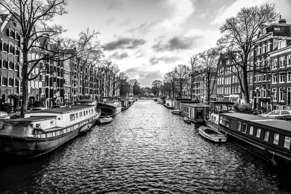 阿姆斯特丹 2017 著名的老式建筑 频道在太阳落山的阿姆斯特丹市 一般的风景 2017 阿姆斯特丹 — 图库照片
