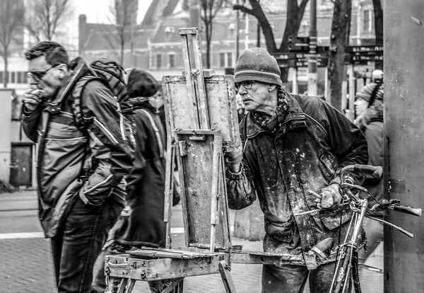 Amsterdão Países Baixos Dezembro 2016 Artista Rua Desenha Quadro Multidão — Fotografia de Stock