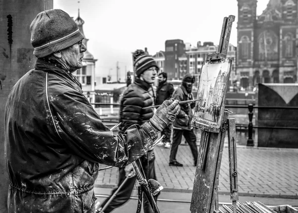Amsterdam Hollanda Aralık 2016 Street Sanatçı Resim Ayakta Geçenler Kalabalıkta — Stok fotoğraf