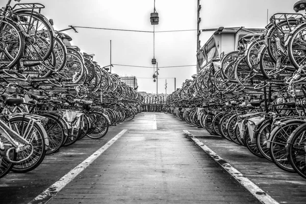 Amsterdam Nizozemsko Ledna 2017 Dvou Úrovni Parkování Jízdních Kol Městě — Stock fotografie