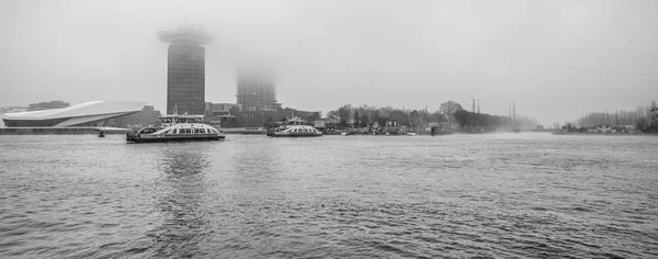 Amsterdam Nizozemsko Ledna 2017 Čluny Město Kanálu Nedaleko Mola Hlavního — Stock fotografie