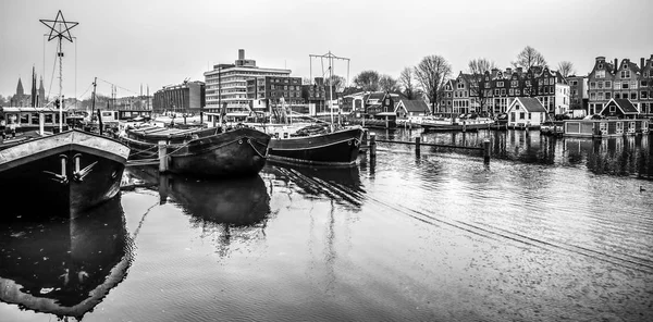 Amsterdam Paesi Bassi Gennaio 2017 Barche Acqua Con Tempo Nuvoloso — Foto Stock