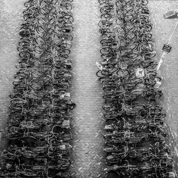 停放的自行车在阿姆斯特丹市顶视图 — 图库照片
