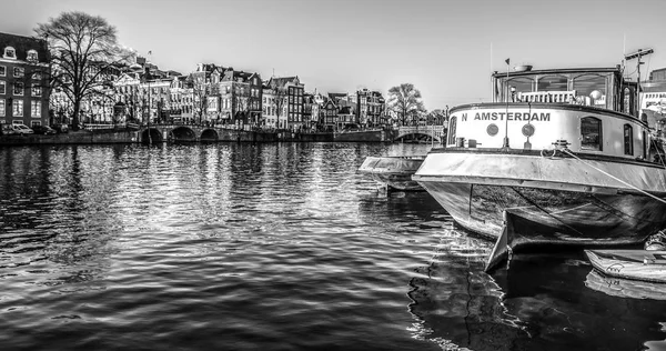 アムステルダム オランダ 2017 美しい夕陽で水にボートを設定します 2017 日アムステルダム オランダ — ストック写真