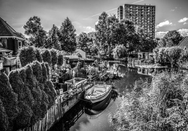 Amsterdam, Hollanda - 15 Ağustos 2016: Geleneksel Hollanda konut yakın çekim. Genel peyzaj görünümü geleneksel Hollanda Mimarlık ve şehir sokakları. Amsterdam - Hollanda.