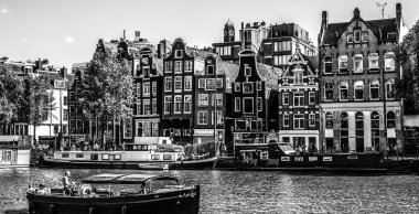 Amsterdam, Hollanda - 15 Ağustos 2016: Amsterdam şehir merkezine yakın çekim ünlü binaların. Genel peyzaj görünümü geleneksel Hollanda Mimarlık ve şehir sokakları. Amsterdam - Hollanda.