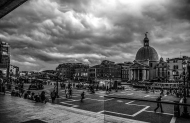 Venice, İtalya - 19 Ağustos 2016: Ünlü mimari anıtları ve cepheler eski ortaçağ binaları siyah-beyaz fotoğraf. üzerinde 19 Ağustos 2016 Venedik, İtalya.