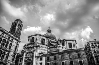 Venice, İtalya - 19 Ağustos 2016: Ünlü mimari anıtları ve cepheler eski ortaçağ binaları siyah-beyaz fotoğraf. üzerinde 19 Ağustos 2016 Venedik, İtalya.