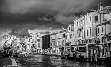 Venice, İtalya - 19 Ağustos 2016: Ünlü mimari anıtları ve cepheler eski ortaçağ binaları siyah-beyaz fotoğraf. üzerinde 19 Ağustos 2016 Venedik, İtalya.