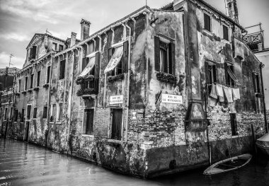 Venice, İtalya - 19 Ağustos 2016: Ünlü mimari anıtları ve cepheler eski ortaçağ binaları siyah-beyaz fotoğraf. üzerinde 19 Ağustos 2016 Venedik, İtalya.