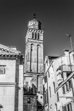 Venice, İtalya - 19 Ağustos 2016: Ünlü mimari anıtları ve cepheler eski ortaçağ binaları siyah-beyaz fotoğraf. üzerinde 19 Ağustos 2016 Venedik, İtalya.