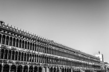Venice, İtalya - 18 Ağustos 2016: Piazza San Marco Marco Bazilikası ve 18 Ağustos 2016 çan kulesi, St Mark's Campanile (Campanile di San Marco) yakın çekim Venedik, İtalya.