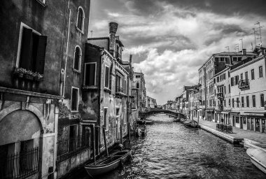 Venice, İtalya - 19 Ağustos 2016: Ünlü mimari anıtları ve cepheler eski ortaçağ binaları siyah-beyaz fotoğraf. üzerinde 19 Ağustos 2016 Venedik, İtalya.