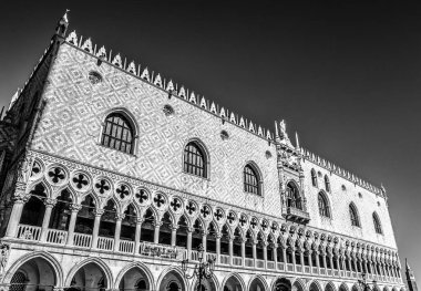 Venice, İtalya - 18 Ağustos 2016: Piazza San Marco Marco Bazilikası ve 18 Ağustos 2016 çan kulesi, St Mark's Campanile (Campanile di San Marco) yakın çekim Venedik, İtalya.