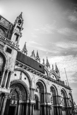 Venice, İtalya - 19 Ağustos 2016: Piazza San Marco Marco Bazilikası ve 19 Ağustos 2016 çan kulesi, St Mark's Campanile (Campanile di San Marco) yakın çekim Venedik, İtalya.