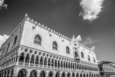 Venice, İtalya - 19 Ağustos 2016: Piazza San Marco Marco Bazilikası ve 19 Ağustos 2016 çan kulesi, St Mark's Campanile (Campanile di San Marco) yakın çekim Venedik, İtalya.