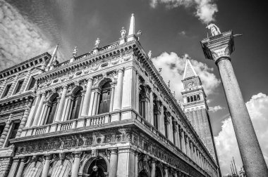Venice, İtalya - 19 Ağustos 2016: Piazza San Marco Marco Bazilikası ve 19 Ağustos 2016 çan kulesi, St Mark's Campanile (Campanile di San Marco) yakın çekim Venedik, İtalya.