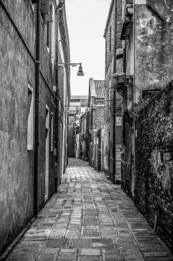 Venice, İtalya - 19 Ağustos 2016: Ünlü mimari anıtları ve cepheler eski ortaçağ binaları siyah-beyaz fotoğraf. üzerinde 19 Ağustos 2016 Venedik, İtalya.