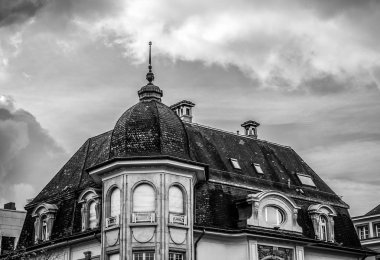 Luxembourg, Lüksemburg - 30 Ekim 2015: Lüksemburg siyah-beyaz yakın çekim fotoğraf binalarda mimarisi. Lüksemburg - 30 Ekim 2015.