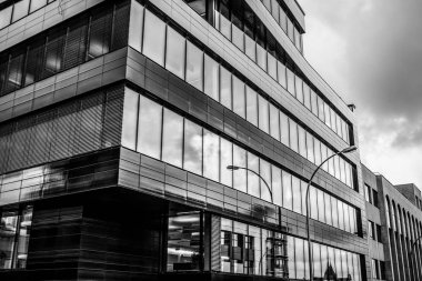 Hollanda, Utrecht - 27 Mayıs 2017: Modern şehir mimarisi. Siyah-beyaz fotoğraf. Utrecht - Hollanda.