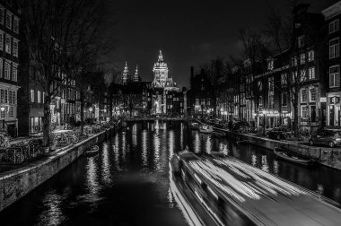 Amsterdam, Hollanda - 10 Ocak 2017: Siyah-beyaz Amsterdam şehrinin ünlü vintage binalar. Gelenek Hollandalı mimari genel peyzaj manzaraya. 10 Ocak 2017 - Amsterdam - Hollanda.