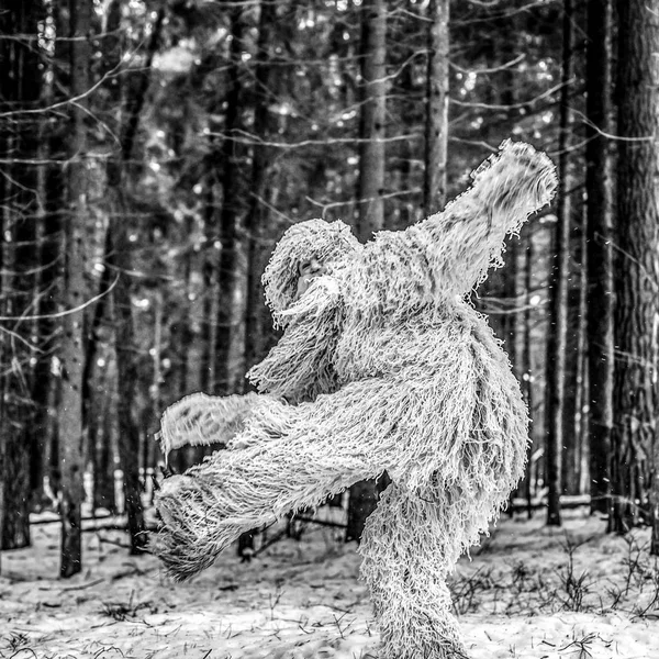 雪人童话人物在冬季森林 户外梦幻黑白色照片 — 图库照片