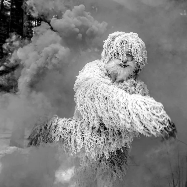 冬の森のイエティおとぎ話文字 屋外ファンタジー 白黒写真 — ストック写真