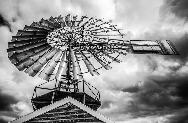 Голландська Вітряками Драматичним Хмарного Неба Закри — стокове фото