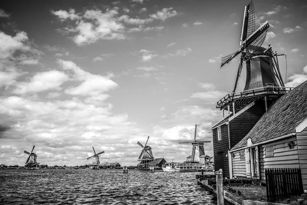 劇的な曇り空でザーンダムのオランダ風車 — ストック写真