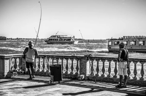 Venedig Italien Augusti 2016 Fiskare Fångar Fisk Gamla Venetianska Brygga — Stockfoto