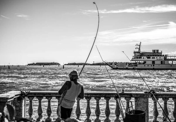 Venedig Italien August 2016 Fischer Fängt Fische Alten Venezianischen Pier — Stockfoto