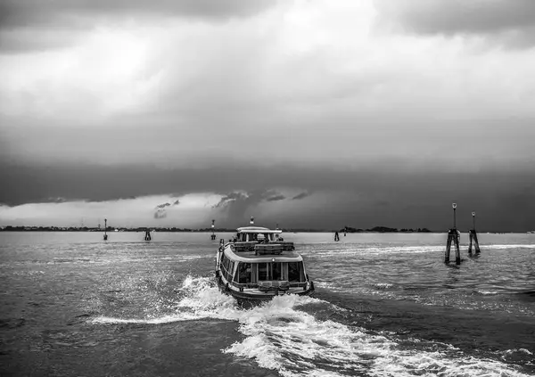 威尼斯 意大利 2016 京杭大运河对前一天在该国发生地震在 2016 日在意大利威尼斯的暴风云的市容观 — 图库照片