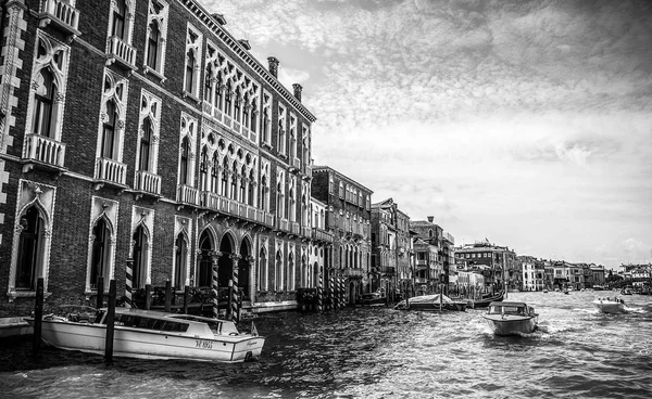 ヴェネツィア イタリア 2016 有名な建築モニュメント 古い中世の建物 白黒写真のファサード 2016 日ヴェネツィア イタリアでの — ストック写真