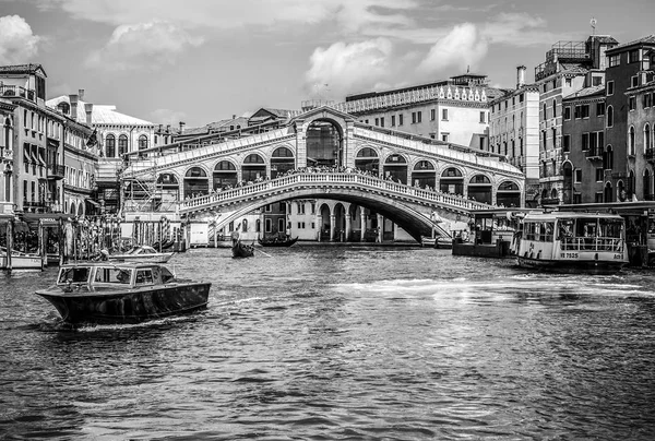 2016 日にイタリア ヴェネツィア ヴェネツィアの大運河でベニス イタリア 2016 ヴァポレット 停まる船 — ストック写真