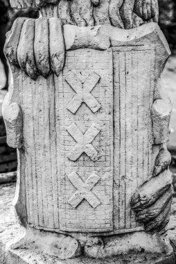 Amsterdam, Hollanda - 10 Ocak 2017: Siyah-beyaz Amsterdam şehrinin ünlü vintage binalar. Gelenek Hollandalı mimari genel peyzaj manzaraya. 10 Ocak 2017 - Amsterdam - Hollanda.