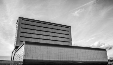 Amsterdam, Hollanda - 10 Ocak 2017: Siyah-beyaz Amsterdam şehrinin ünlü vintage binalar. Gelenek Hollandalı mimari genel peyzaj manzaraya. 10 Ocak 2017 - Amsterdam - Hollanda.